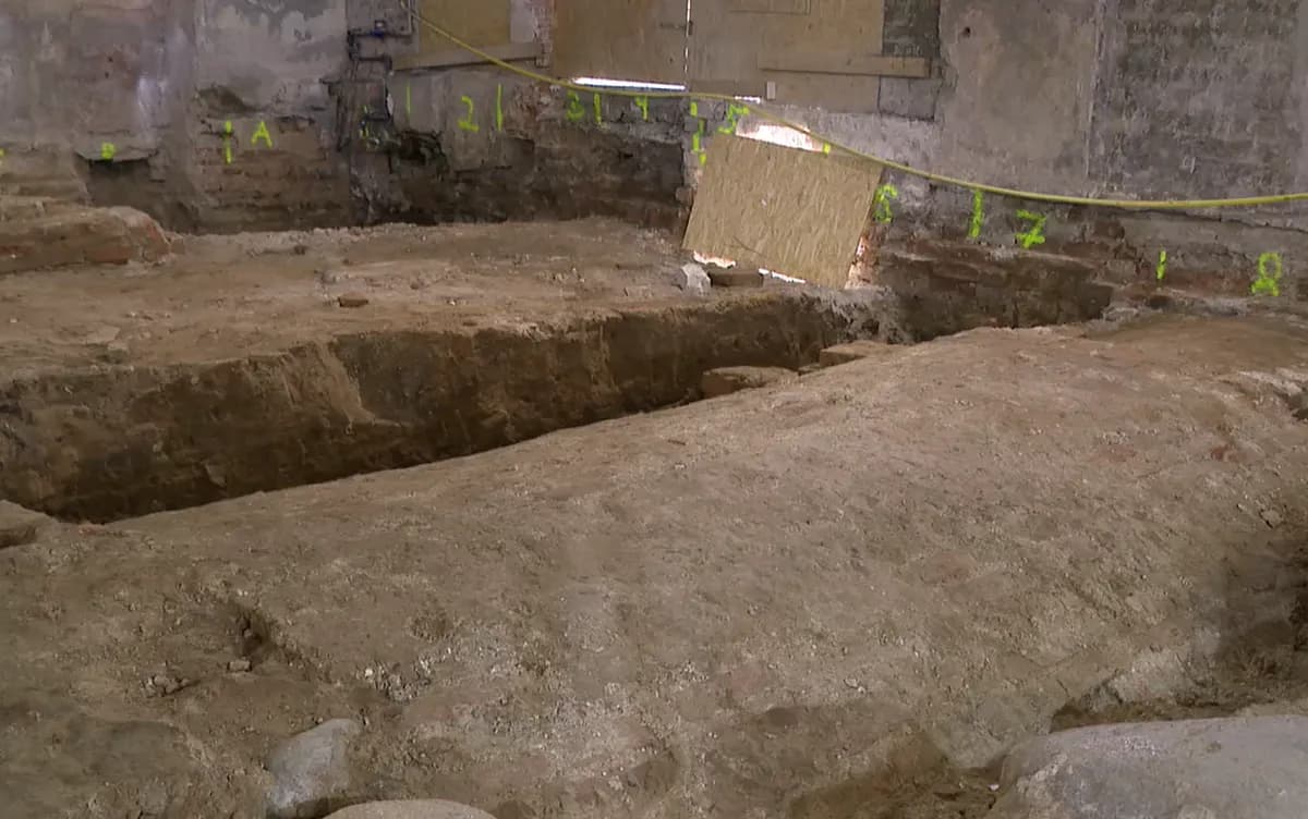 Po Kauno bažnyčios grindimis aptikti aštuoni kapai: archeologus nustebino išlikę drabužiai